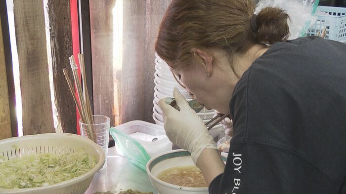 かよ子さんが担当していた「味見」をする長女・志保さん
