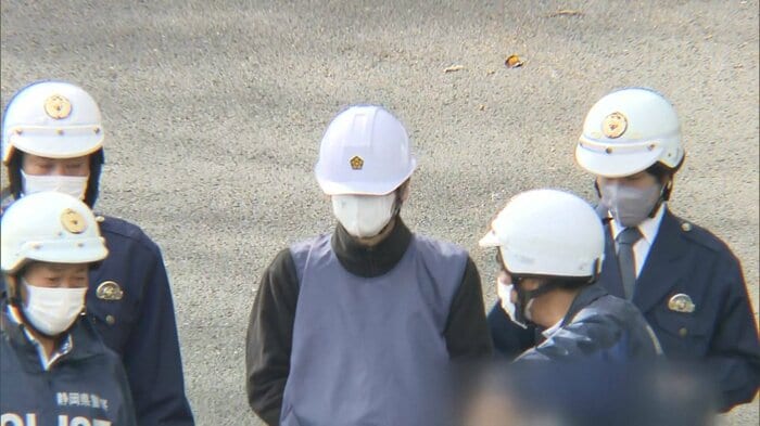 現場検証に立ち会う男(2022年10月)