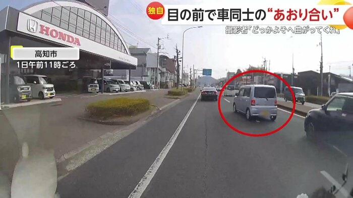 撮影者の後方から走ってきたシルバーの車(視聴者提供)