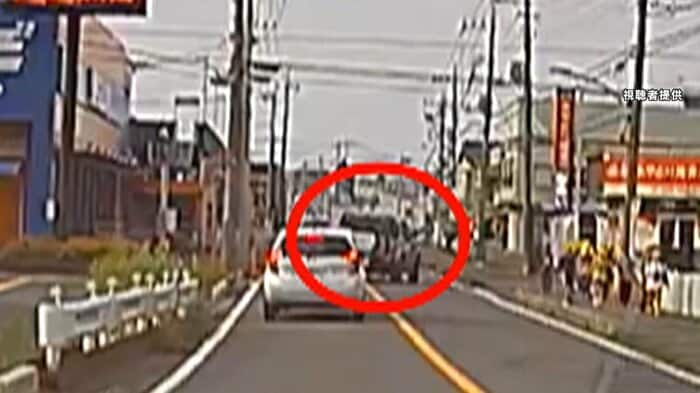 幹線道路に合流したあと蛇行しセンターラインを超える、逃走車とみられる車両