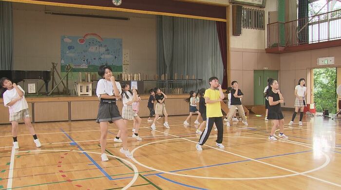 全校児童14人のダンス