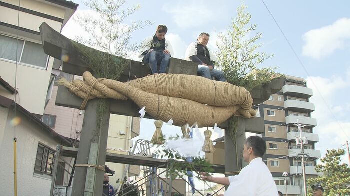 大しめ縄を作り、鳥居にかける「ヤモード祭り」