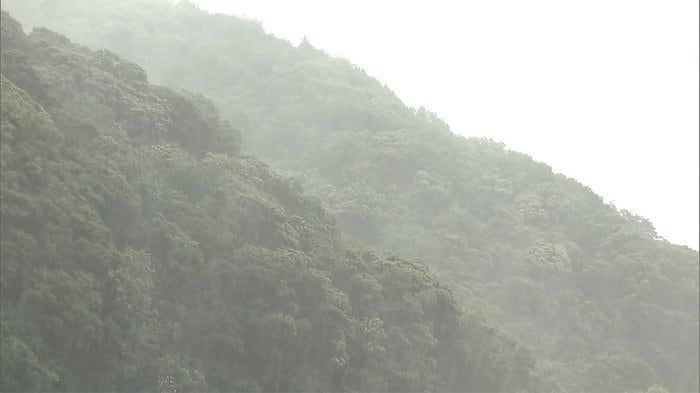 【速報】横殴りの雨と冷たい強風 大荒れ 箱根の大涌谷は今
