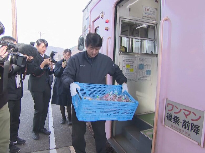 とれたて野菜を客と一緒に…ローカル鉄道で始まった『貨客混載』車内の空きスペースを活用し新たな収入源に｜FNNプライムオンライン