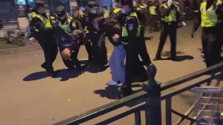 【中国デモ】警察が市民を殴り、記者を拘束…「自由が欲しい」「習近平は退陣を！」ゼロコロナ政策に不満爆発｜FNNプライムオンライン