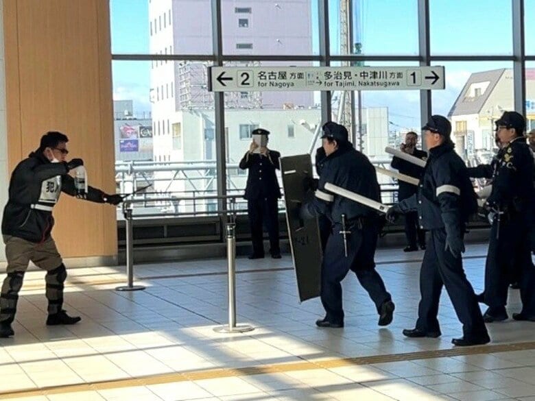 アジア競技大会など前に…愛知県のJR春日井駅で不審者への対処訓練 利用客の避難誘導や男の確保等の手順確認｜FNNプライムオンライン