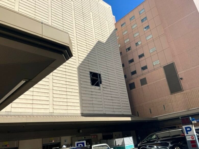 【最新】札幌市中心部にあるホテルで立体駐車場の壁が突然「崩落」人や車の巻き込まれはなし…駐車場の内部でクレーンに吊るされていた資材が激突し壁が崩落か_2026年1月まで改修工事中｜FNNプライムオンライン