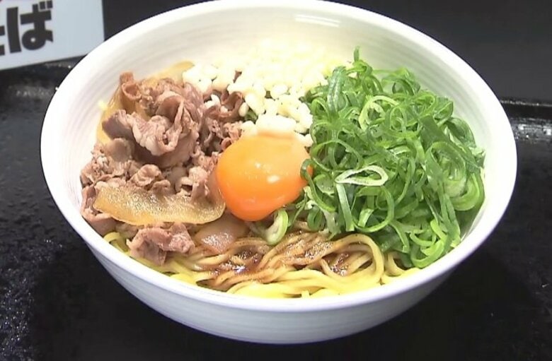 吉野家が初の麺メニュー「牛玉スタミナまぜそば」外食大手にラーメン参入相次ぐ…“同量だとコスト半分”背景にコメ高騰｜FNNプライムオンライン