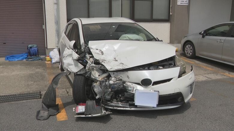 赤信号を無視しパトカーの追跡を受けていた車が別の車に追突し2人がケガ 運転手の25歳男を酒気帯びの現行犯で逮捕｜FNNプライムオンライン