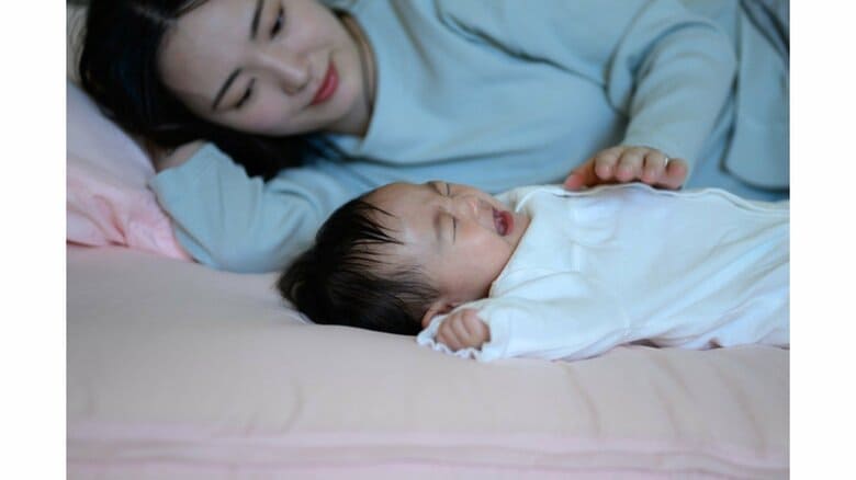 新生児期を過ぎた夜泣きは「授乳せずにできるだけ手をかけない」　再び自分で眠りにつける練習を｜FNNプライムオンライン