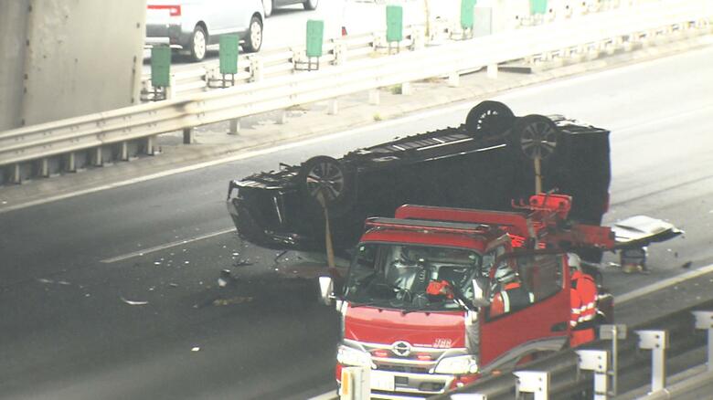 「ワゴン車が横転している」首都高湾岸線でIC分岐部分に突っ込み横転…20代男性ドライバー搬送も軽傷｜FNNプライムオンライン