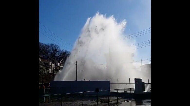 「お風呂中に排水口から茶色い水…」水道管が破裂し大量の水噴出　道路冠水し周辺住宅では断水…老朽化が原因　埼玉・所沢市｜FNNプライムオンライン