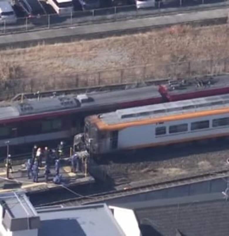 【速報】特急電車と車が踏切で接触　近鉄京都線「新祝園駅」付近　車は炎上か…ケガ人は確認中　乗客ら100人にケガなし　新田辺～高の原駅の上下線で運転見合わせ　京都府｜FNNプライムオンライン
