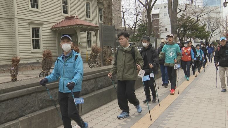 【青】身に着け理解求めウォーキング「障がいあっても社会で生活できるよう」　国連定めた「世界自閉症啓発デー」に合わせシンボルカラーのブルーで行進　＜札幌市＞｜FNNプライムオンライン