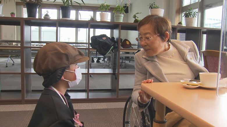 介護の仕事を知って！子どもたちが職場体験　目線の高さ合わせて会話楽しむ｜FNNプライムオンライン