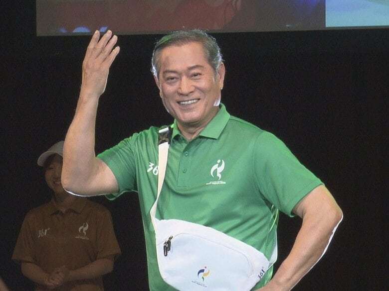 松平健さんも太鼓判…アジア競技大会のスタッフユニフォームお披露目 森をイメージした緑色｜FNNプライムオンライン