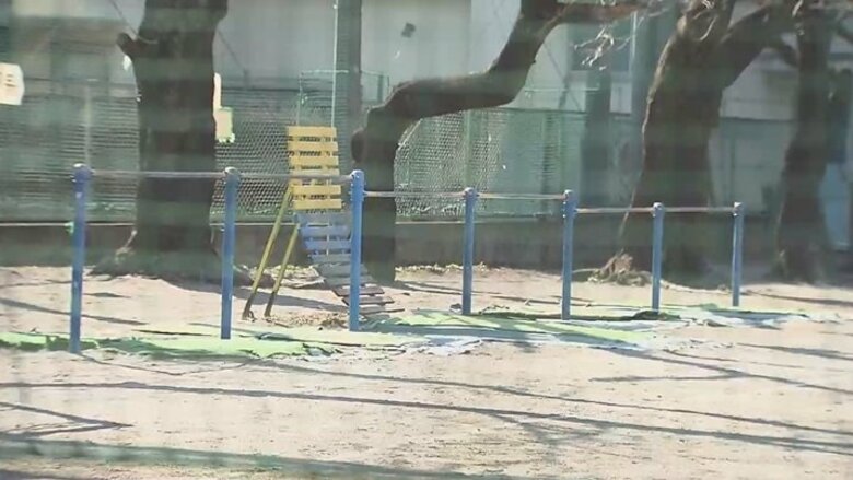 「猫の一部がぶら下がっている」小学校の鉄棒に“あご”が…公園では“切断された前足”2本がベンチに｜FNNプライムオンライン