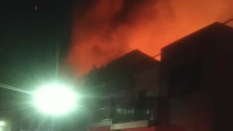【速報】大阪市城東区で住宅火災　男性1人が軽傷　火は約１時間後に鎮圧　逃げ遅れた人がいる可能性も｜FNNプライムオンライン