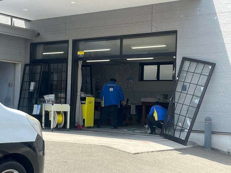 【速報】新聞販売店に軽乗用車が突っ込む 高齢女性が運転 店内にいた女性従業員がけが〈宮城・多賀城市〉｜FNNプライムオンライン