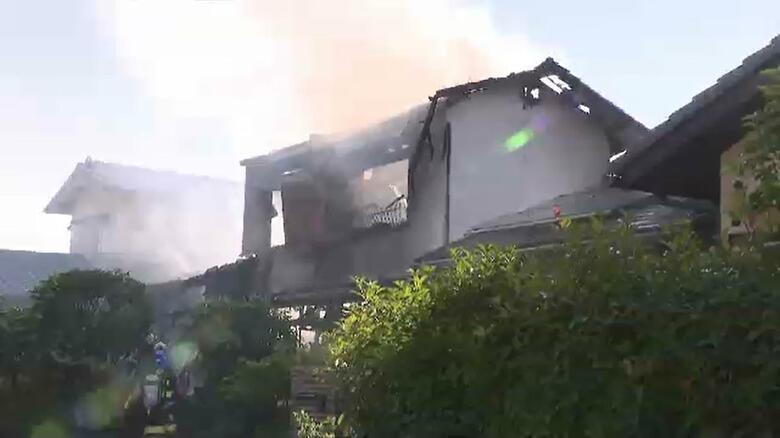 「１階から火が出ている」　２階建て住宅全焼で１人死亡　現場はＪＲ千早駅から東へ約600メートルの住宅街の一角　福岡市東区｜FNNプライムオンライン