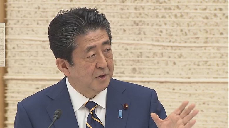 会見で緊急事態を宣言した根拠を説明する安倍首相(4月7日)