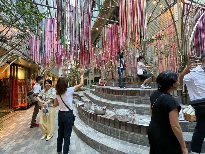 大手町のビルのはざまに現れるアート作品。ビジネスパーソンが創作に参加。