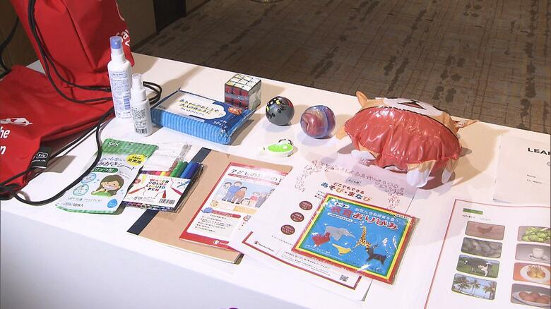 衛生用品、防犯用品、おもちゃなどが含まれている「緊急子ども用キット」