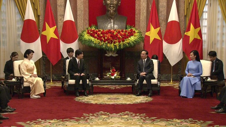 トゥオン国家主席夫妻を表敬されたご夫妻（国家主席府）