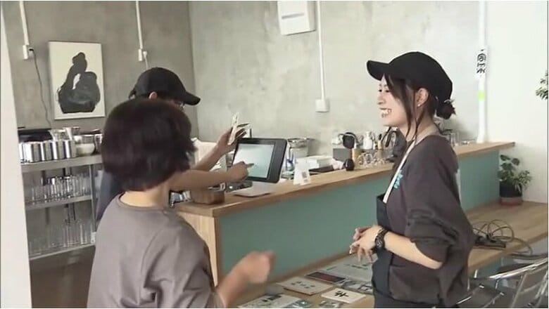 客と談笑する森田さん（右）
