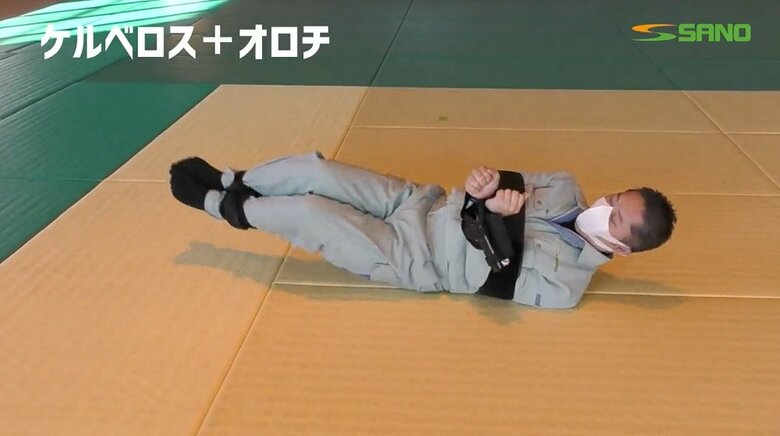 拘束は容易にとれない様子　社長はウゴウゴとしていた