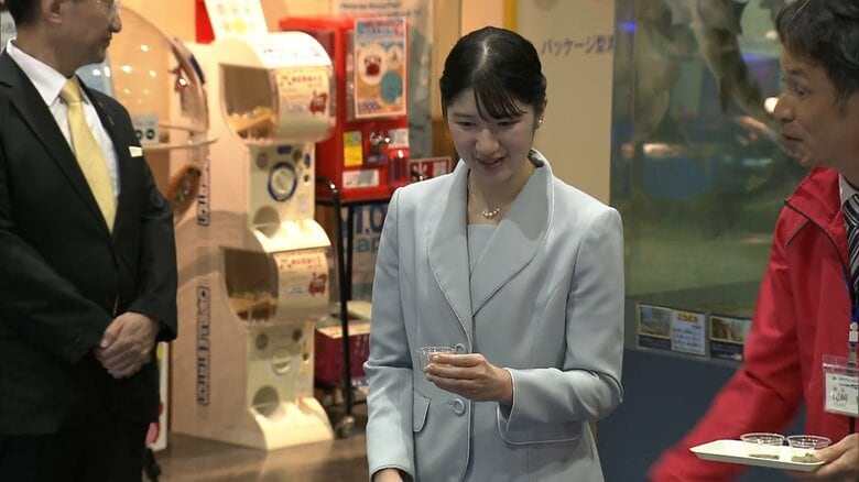 「とっとり加露かにっこ館」では、ヒラメの餌やりを体験された