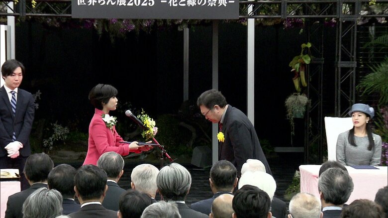 受賞者に賞状を手渡す承子さまの妹・千家典子名誉顧問