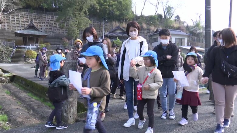 里山保育に参加する保護者と子どもたち