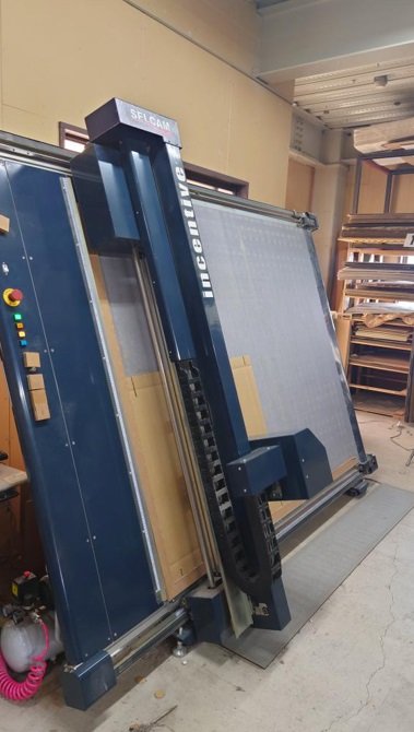 こちらは段ボールをカットする機械