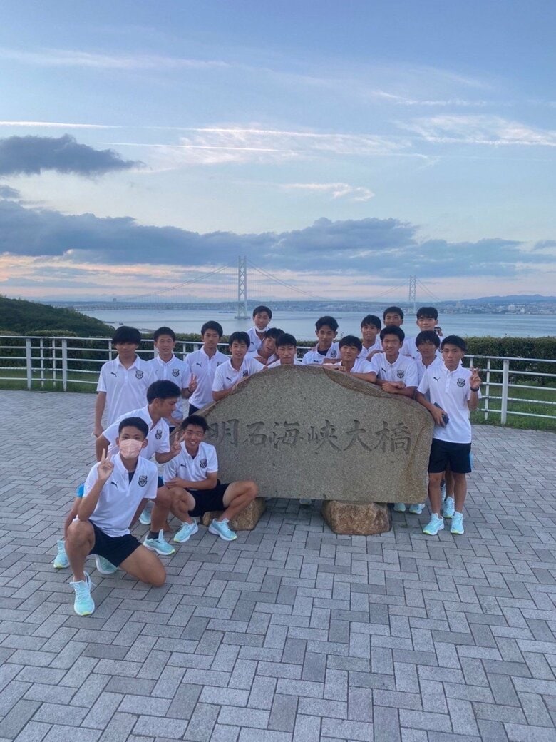 徳島での部員たちの集合写真（提供：磐田東サッカー部）