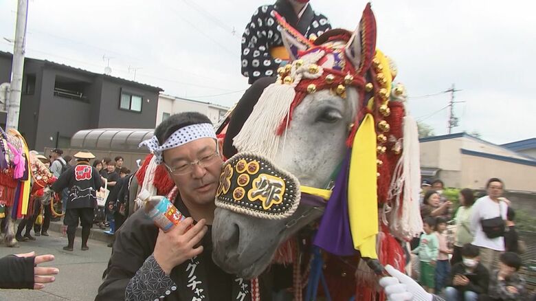 休憩する父・力さんと馬コ