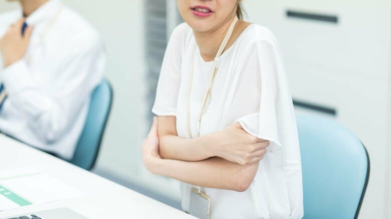 外は暑いのにオフィスは震えるほど寒い…（画像はイメージ）