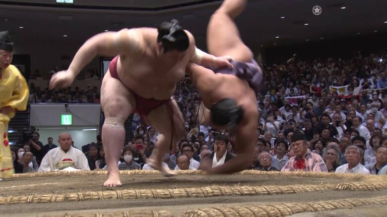 11日目、熱海富士（左）は翔猿を豪快な上手投げで破る（東京・両国国技館）