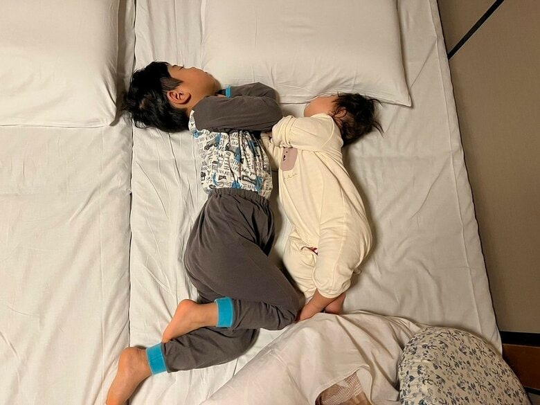 長男くんと次男くん　寝相が似ている…