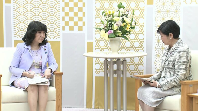 都庁で面会する片山財務大臣と小池知事
