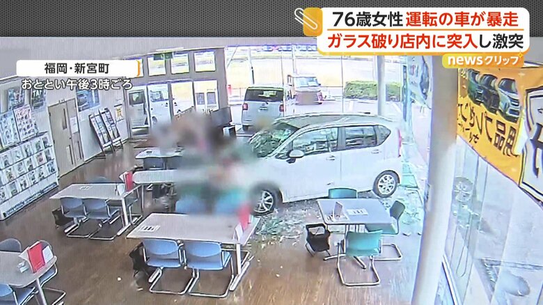 車がガラスを突き破って店内に突入する瞬間（20日午後3時ごろ、福岡・新宮町）（5）