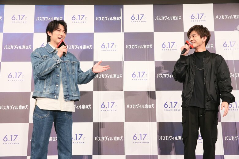 映画「バスカヴィル家の犬　シャーロック劇場版」に出演する、ディーン・フジオカさんと岩田剛典さん