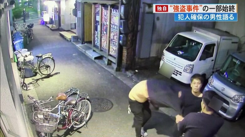 Tシャツをスルリと脱ぎ捨て逃走