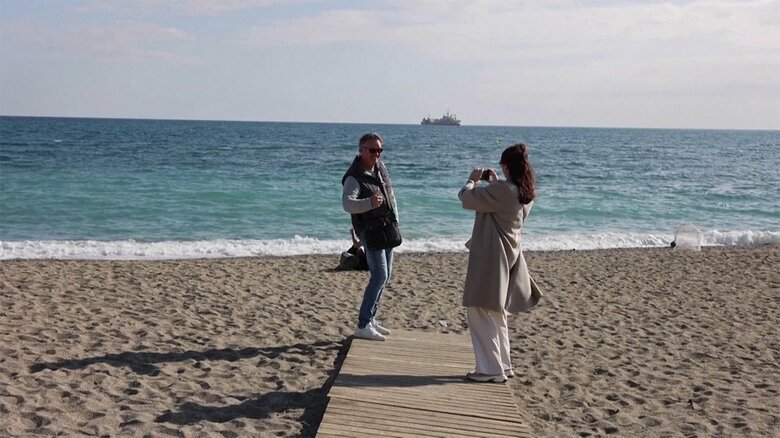 暖冬のスペインで1月に海辺で日光浴