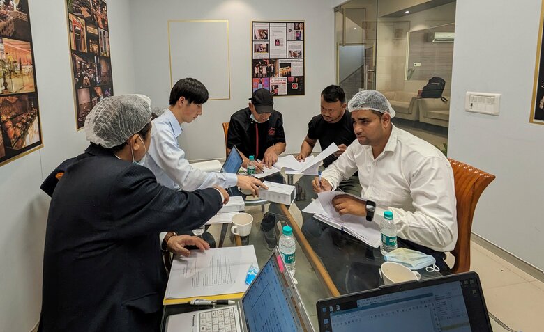 インドでの醤油作り会議の様子