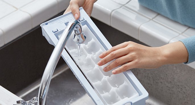洗える製氷皿は水洗い（提供：パナソニック株式会社）