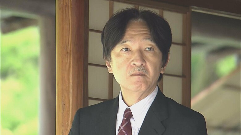 学芸員の説明に熱心に耳を傾けられる秋篠宮さま