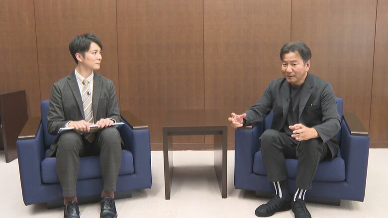 TSK平川アナウンサーの取材を受けるJリーグ野々村芳和チェアマン