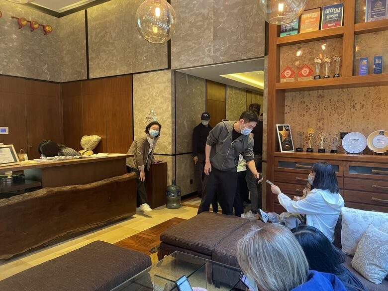 マンションのフロント周辺は常に騒がしい雰囲気だった