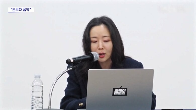 わずか6分の会見　25日